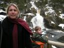 Wasser fällt in Triberg hinunter, das Geburtstagskind zeigt sich munter
