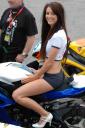 Mandy (19) ist fürs Motorradeln nicht ganz korrekt angezogen: Ihr fehlt eindeutig der Helm