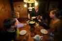 Mit einem leckeren Käsefondue, und danach ist immer noch Zeit für eine Runde Siedlern